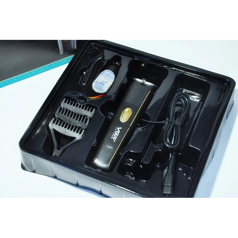 Бездротова машинка триммер для стрижки волосся та бороди акумуляторний з насадками VGR V-021 Black Бездротова машинка триммер для стрижки волосся та бороди акумуляторний з насадками VGR V-021 Black