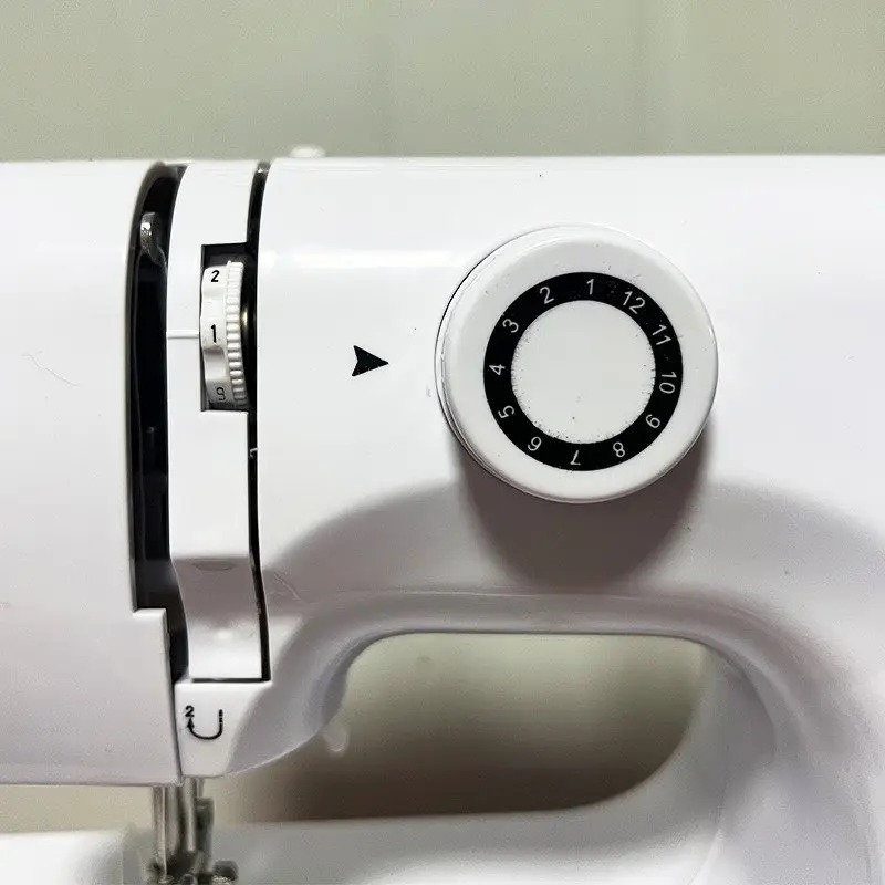 Побутова швейна машинка 12 програм настільна портативна з реверсом YASM 609A White