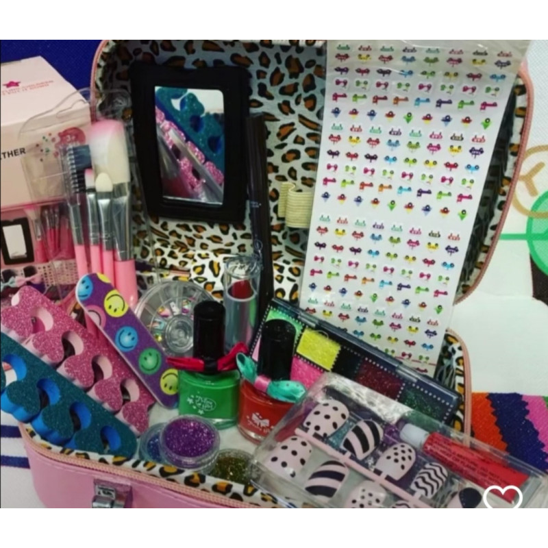 Дитячий набір косметики та набор для манікюру в валізі 768-7 Рожевий Дитячий набір косметики та набор для манікюру в валізі 768-7 Рожевий