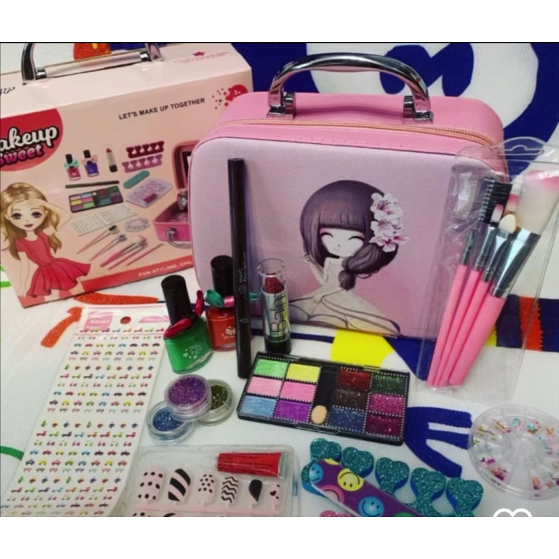 Дитячий набір косметики та набор для манікюру в валізі 768-7 Рожевий Дитячий набір косметики та набор для манікюру в валізі 768-7 Рожевий