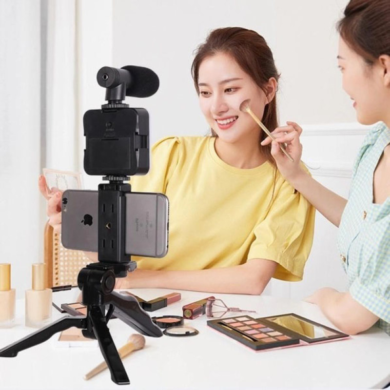 Набір блогера 4в1 Тринога з фіксатором для телефона, Bluetooth кнопкою та LED підсвіткою Black